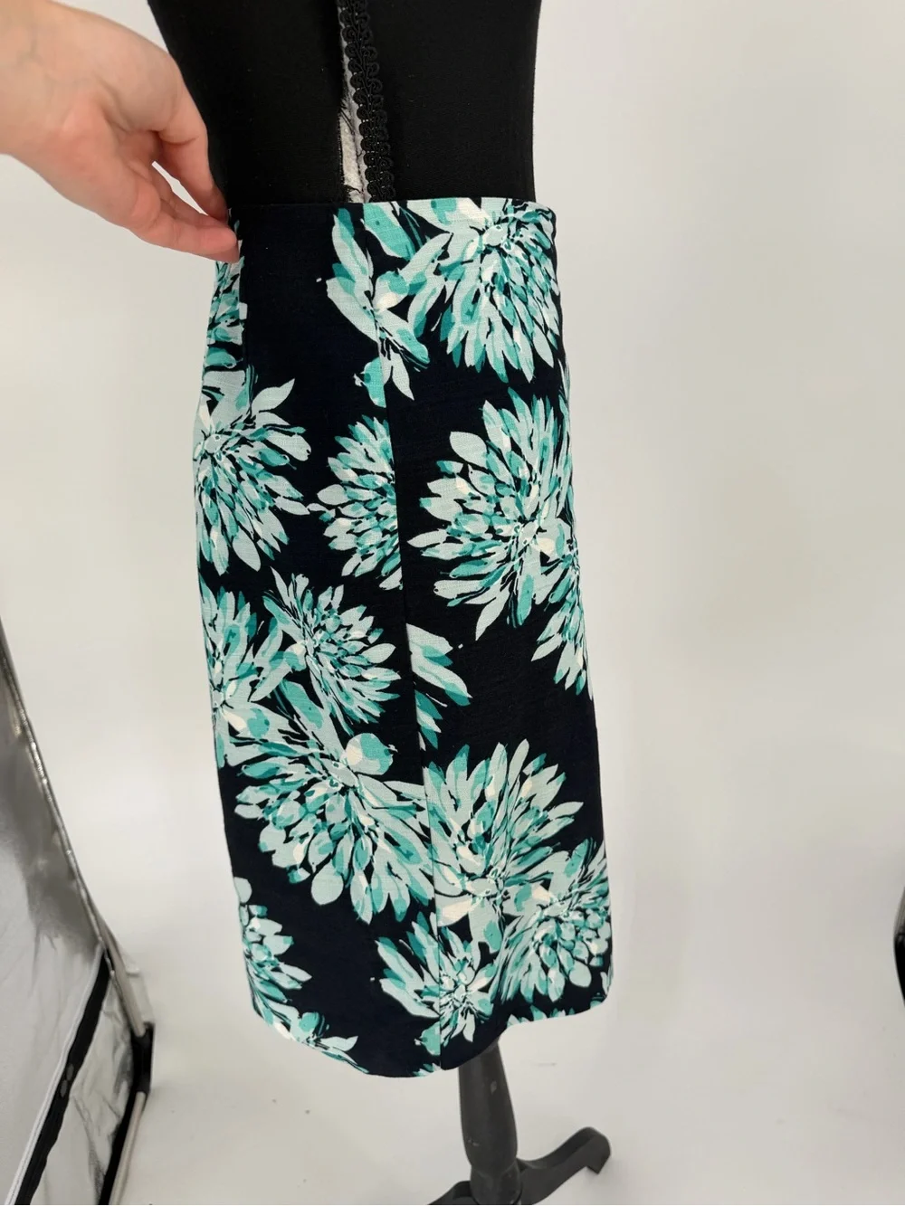 Ann Taylor Black Teal Floral Cotton Pencil Skirt Size 2 Knee Length Lined Office